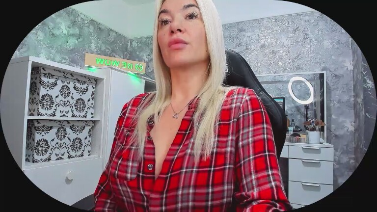 BE_WOW's Streamate show and profile