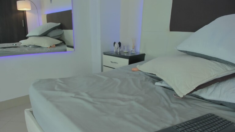 SkyLoren's Streamate show and profile