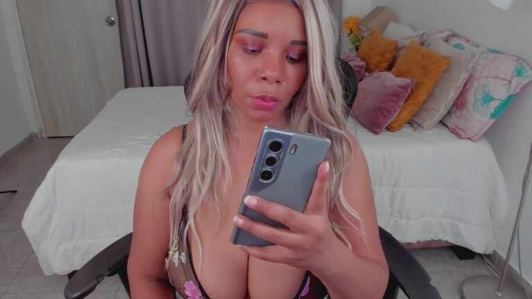 sofhylorenscum29's Streamate show and profile