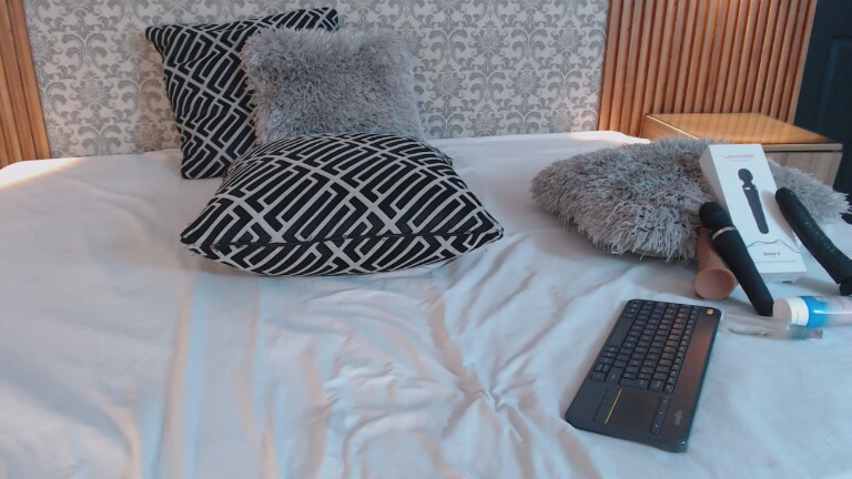 Charlotte_18's Streamate show and profile