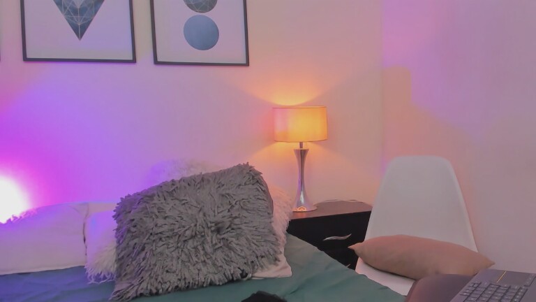 EmmaBridgerton's Streamate show and profile